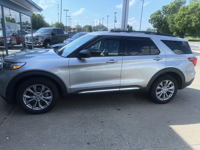 Photo of 2023 Rapid Red Metallic Tinted Clearcoat Ford Explorer