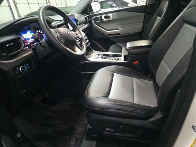 Photo of 2023 Star White Metallic Tri-Coat Ford Explorer