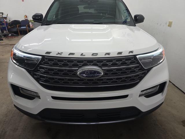 Photo of 2023 Star White Metallic Tri-Coat Ford Explorer