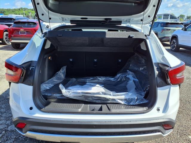Photo of 2025 Summit White Chevrolet Trax