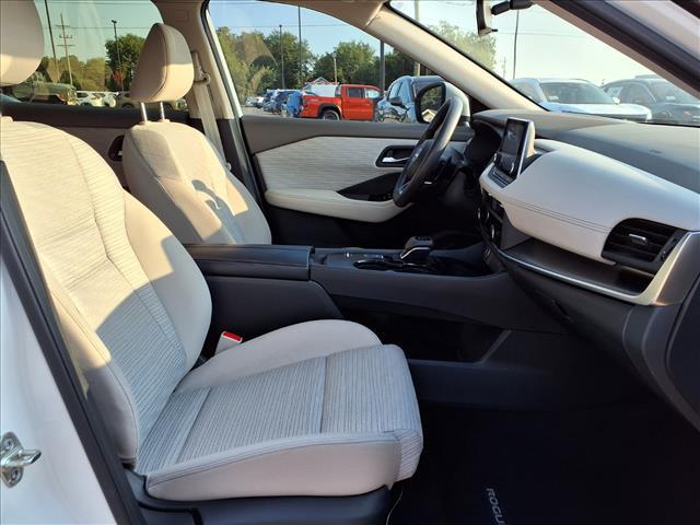 Photo of 2023 Pearl White Tricoat Nissan Rogue