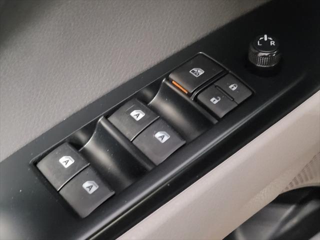 Photo of 2018 Super White Toyota Camry