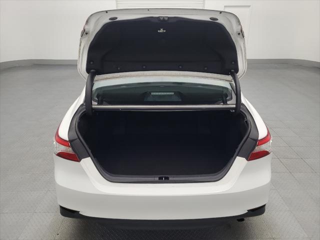Photo of 2018 Super White Toyota Camry