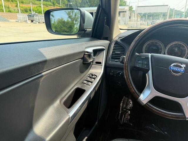Photo of 2013 Electric Silver Metallic Volvo XC60