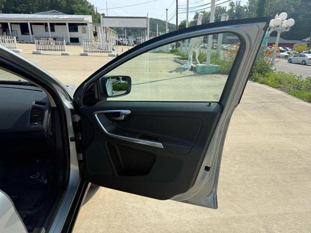 Photo of 2013 Electric Silver Metallic Volvo XC60