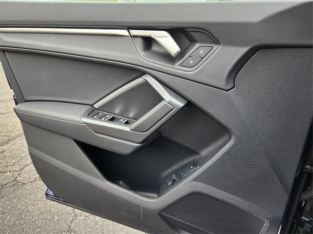 Photo of 2024 Navarra Blue Metallic Audi Q3
