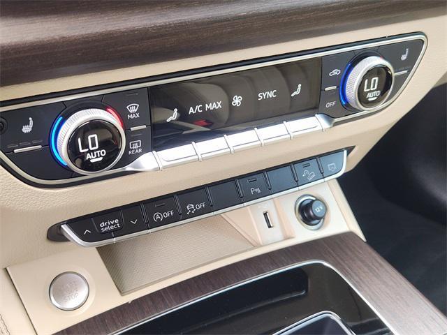 Photo of 2025 Navarra Blue Metallic Audi Q5