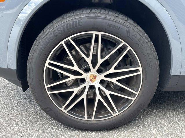 Photo of 2025 Arctic Grey Porsche Cayenne