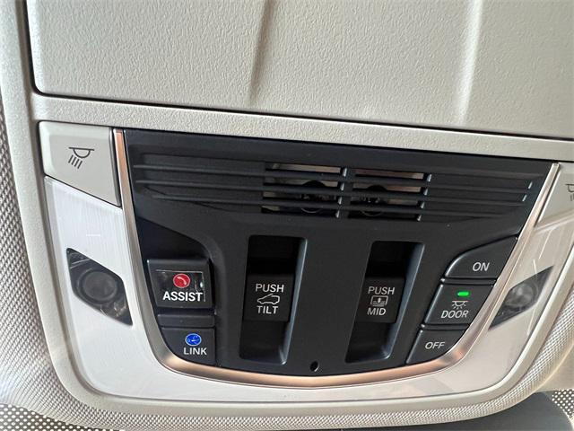 Photo of 2025 Platinum White Pearl Acura RDX