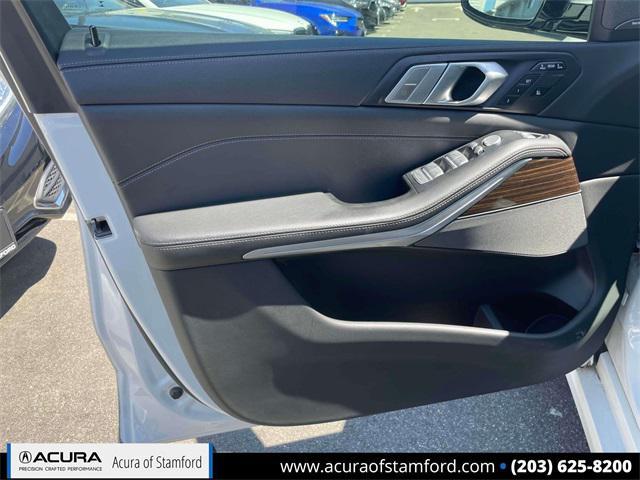 Photo of 2019 Alpine White BMW X7
