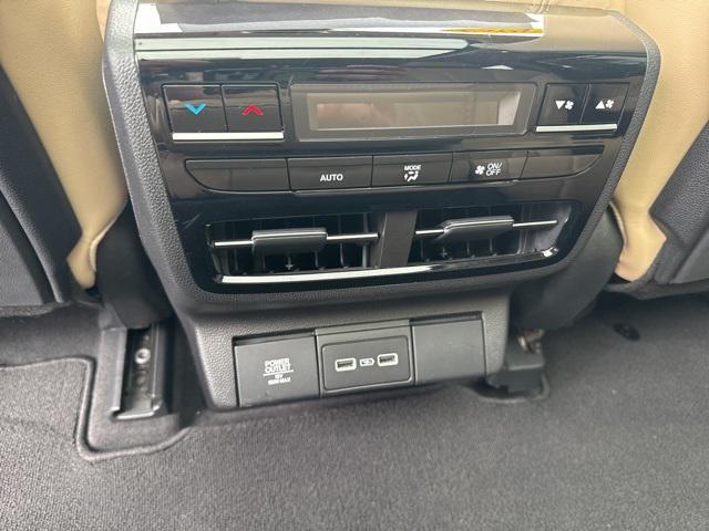 Photo of 2023 Platinum White Pearl Acura MDX