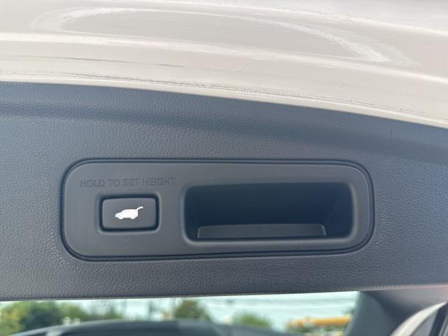 Photo of 2023 Platinum White Pearl Acura MDX