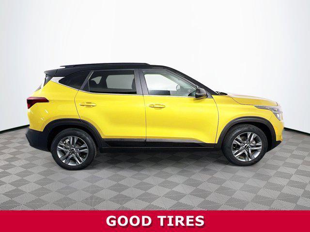 Photo of 2023 Starbright Yellow/Black Roof Kia Seltos