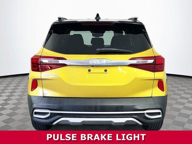 Photo of 2023 Starbright Yellow/Black Roof Kia Seltos