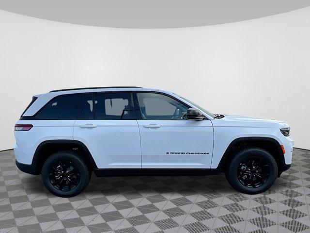 Photo of 2025 Bright White Clearcoat Jeep Grand Cherokee