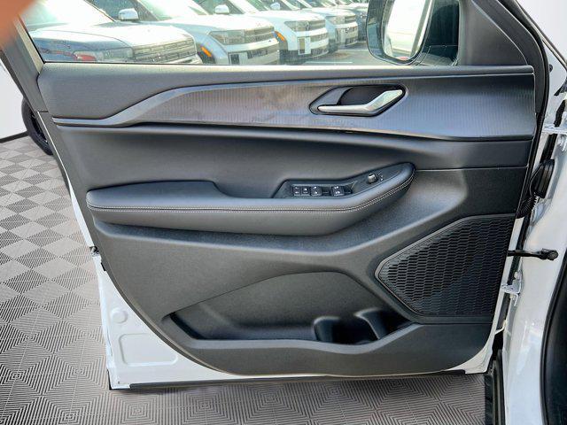 Photo of 2025 Bright White Clearcoat Jeep Grand Cherokee