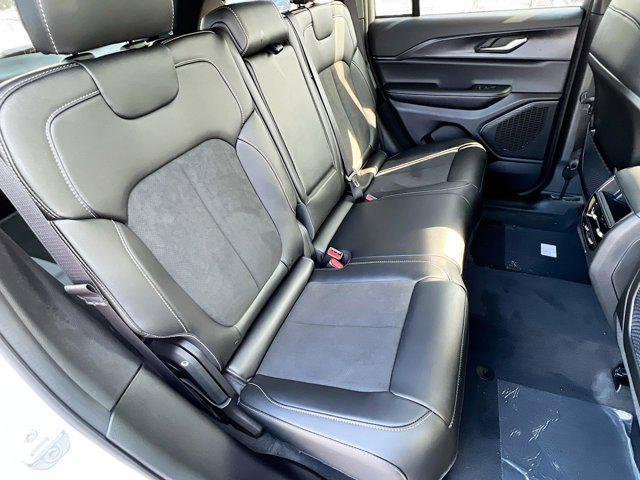 Photo of 2025 Bright White Clearcoat Jeep Grand Cherokee