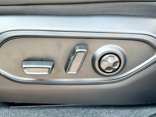 Photo of 2025 Bright White Clearcoat Jeep Grand Cherokee