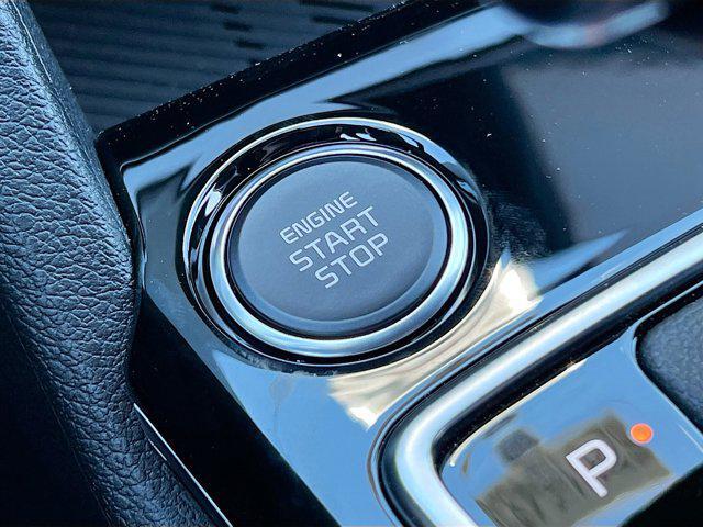 Photo of 2025 Glacial White Pearl Kia Sportage
