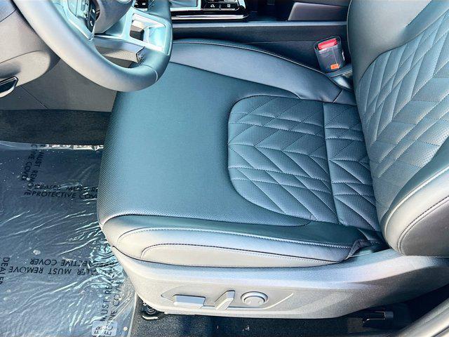 Photo of 2025 Glacial White Pearl Kia Sportage