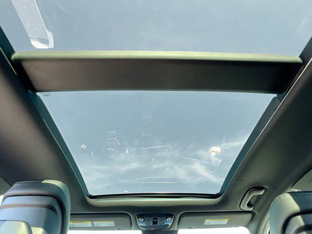 Photo of 2025 Glacial White Pearl Kia Sportage