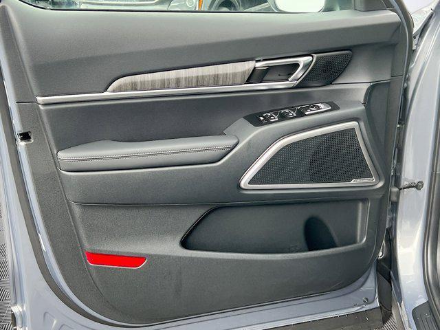 Photo of 2025 Everlasting Silver Kia Telluride