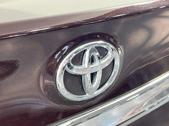 Photo of 2014 Red Toyota Avalon
