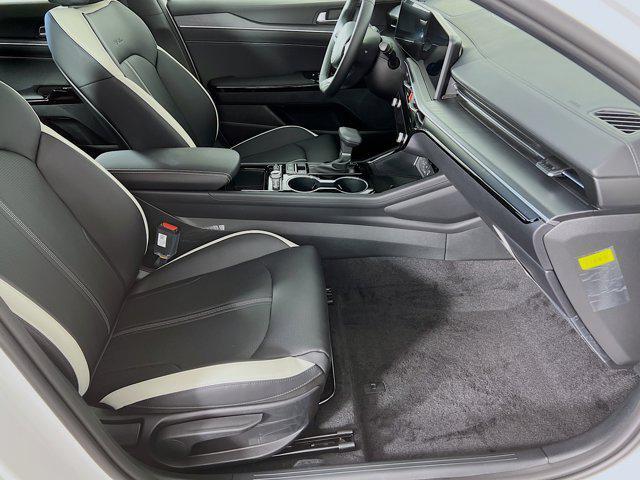 Photo of 2026 Snow White Pearl Kia K5