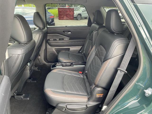 Photo of 2023 2 Tone Green / Black Roof Nissan Pathfinder