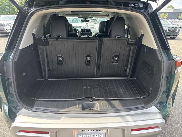 Photo of 2023 2 Tone Green / Black Roof Nissan Pathfinder