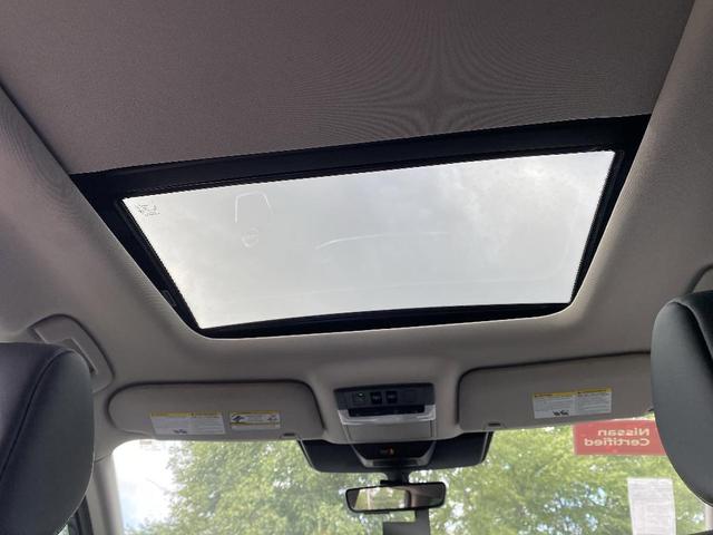 Photo of 2023 2 Tone Green / Black Roof Nissan Pathfinder