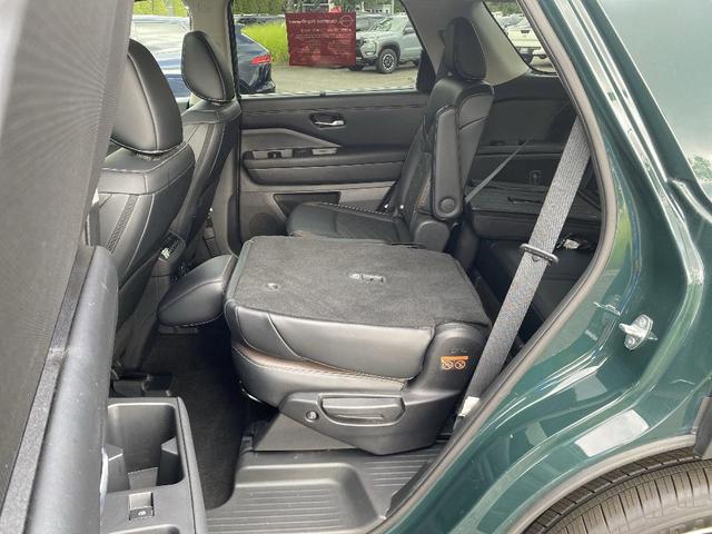 Photo of 2023 2 Tone Green / Black Roof Nissan Pathfinder