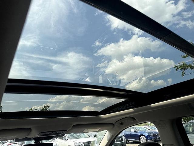 Photo of 2023 2 Tone Green / Black Roof Nissan Pathfinder