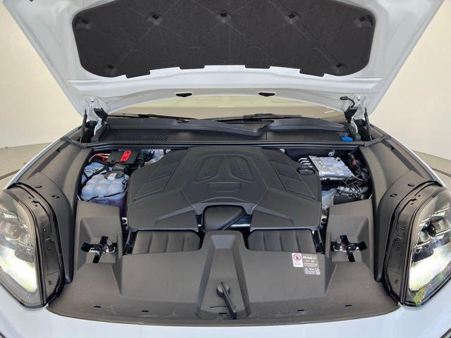 Photo of 2025 White Porsche Cayenne