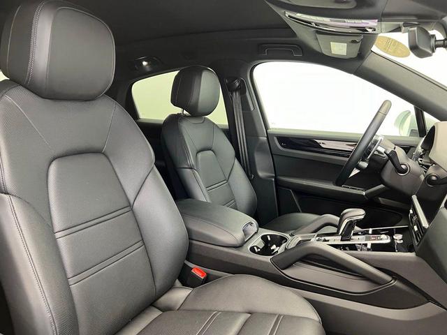 Photo of 2022 Carrara White Porsche Cayenne