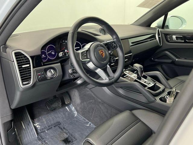 Photo of 2022 Carrara White Porsche Cayenne
