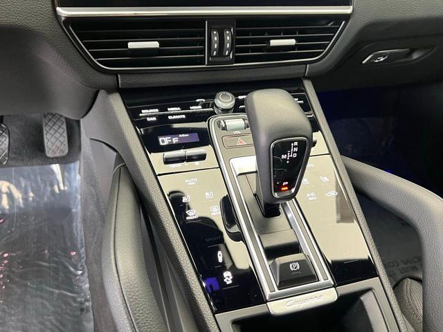 Photo of 2022 Carrara White Porsche Cayenne