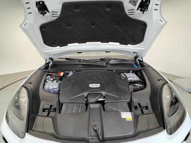 Photo of 2022 Carrara White Porsche Cayenne