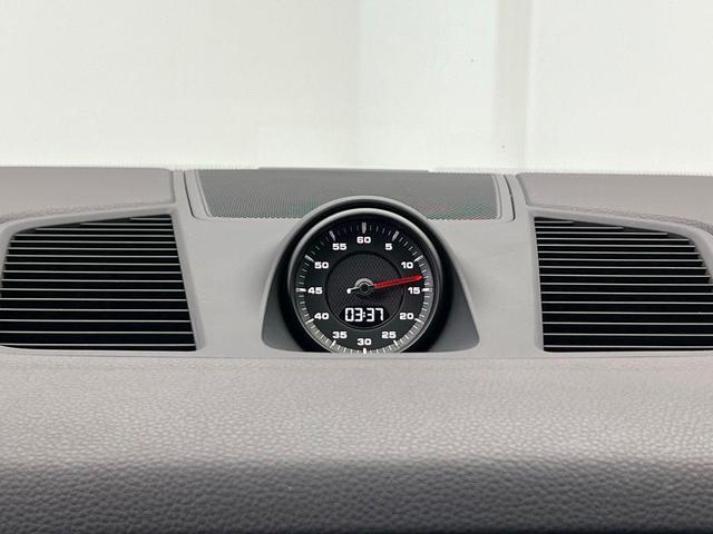 Photo of 2022 Carrara White Porsche Cayenne