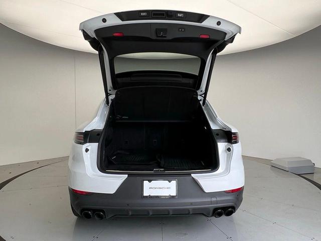 Photo of 2022 Carrara White Porsche Cayenne