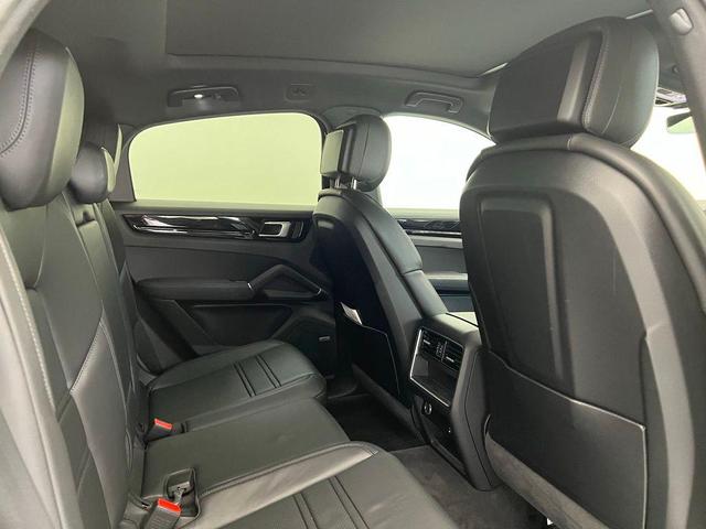 Photo of 2022 Carrara White Porsche Cayenne