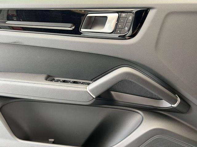 Photo of 2022 Carrara White Porsche Cayenne