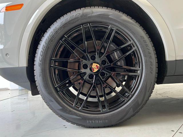 Photo of 2024 Gray Porsche Cayenne