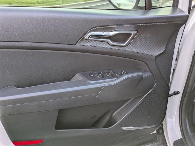 Photo of 2024 Snow White Pearl Kia Sportage