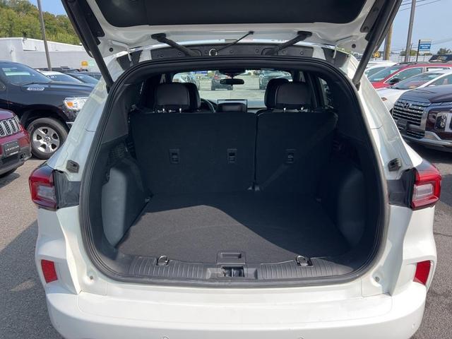 Photo of 2023 Star White Ford Escape