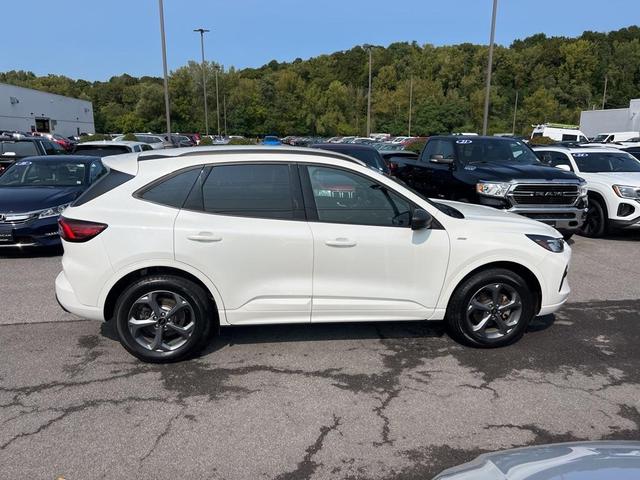 Photo of 2023 Star White Ford Escape