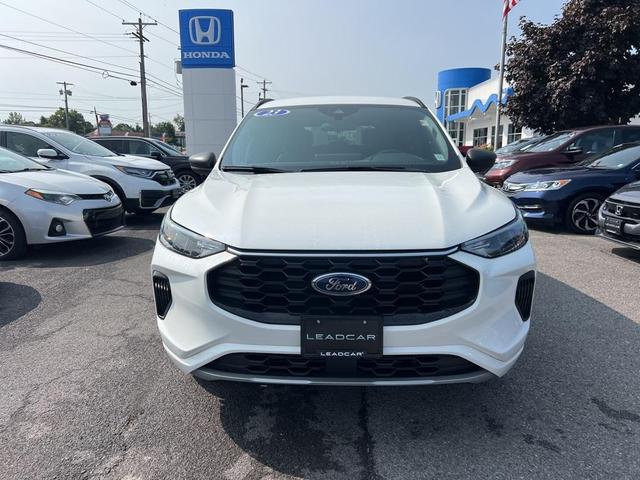 Photo of 2023 Star White Ford Escape