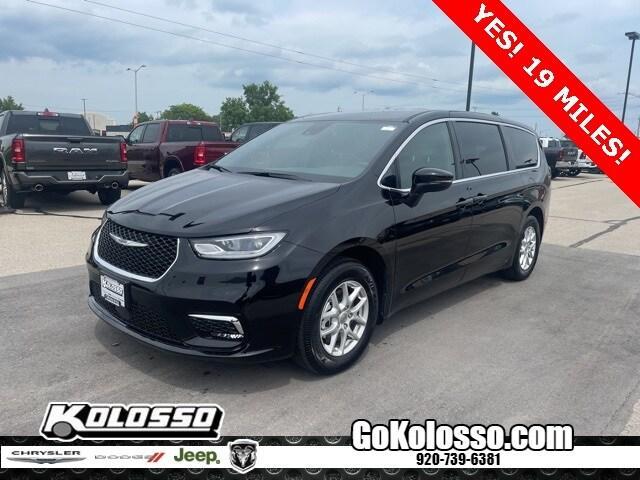 Photo of 2025 Diamond Black Chrysler Pacifica