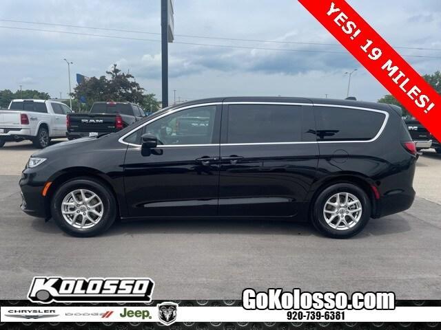 Photo of 2025 Diamond Black Chrysler Pacifica