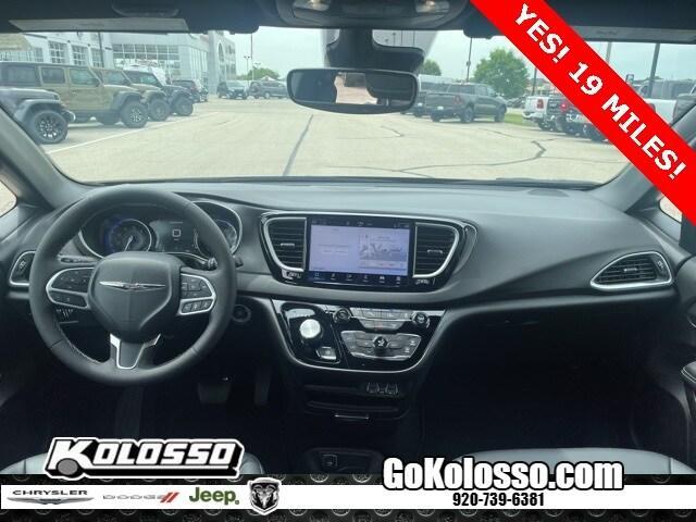 Photo of 2025 Diamond Black Chrysler Pacifica